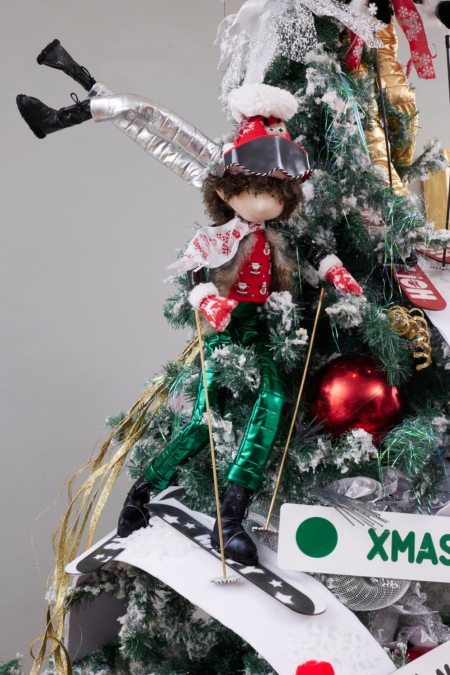 muñeco esquiador esquís duende happy holidays merry christmas navidad ski nieve winter invierno xmas handmade hecho a mano negro verde rojo blanco queca designs